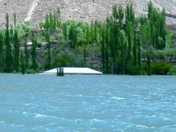 湖に沈んだシシュカットのジャマットカーナー