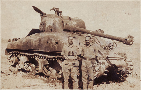 破壊したパキスタン軍の戦車の前で写真を撮るインド兵 